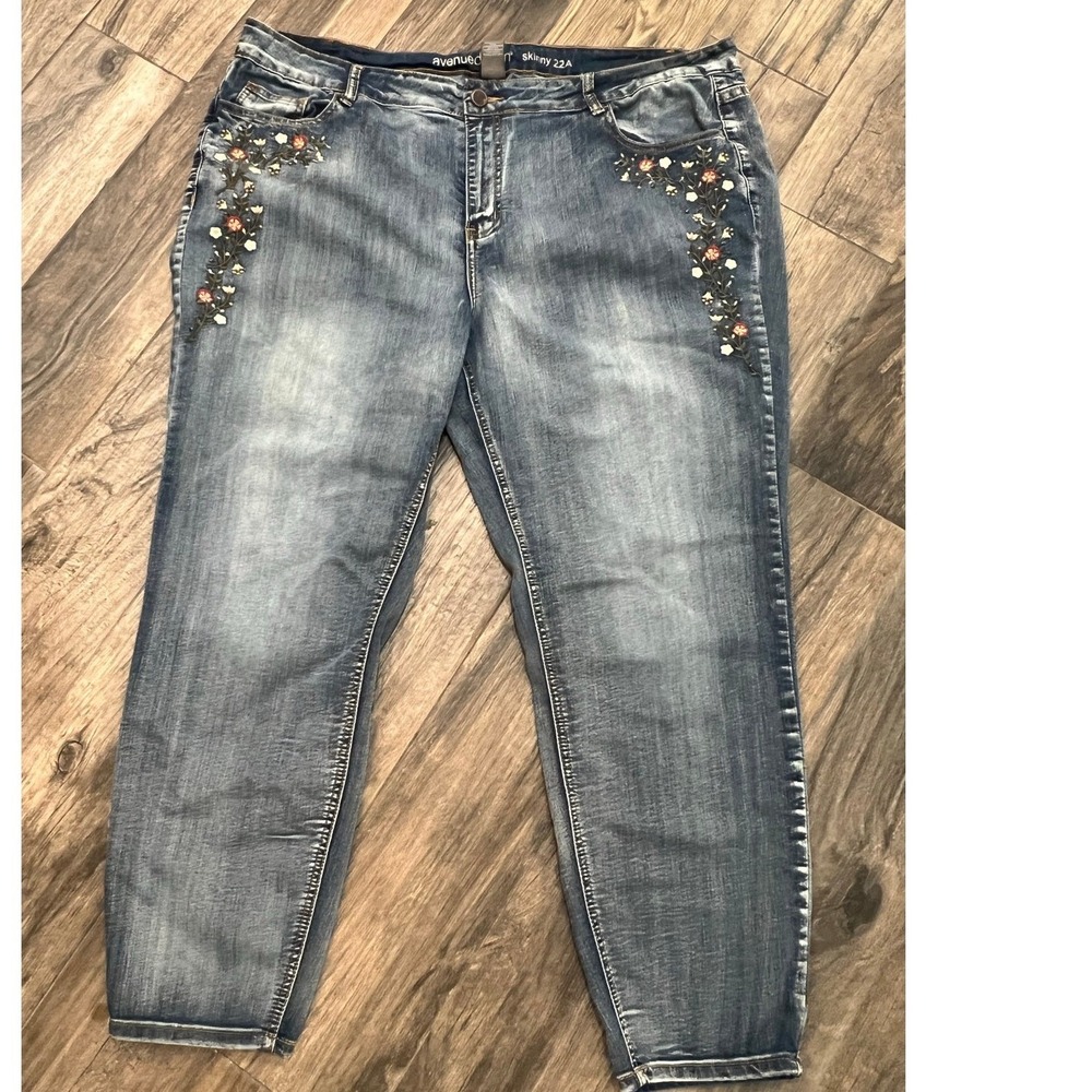 Avenue jeans‎ floral embroidery on thigh women's sz22  skinny distressed Boho
